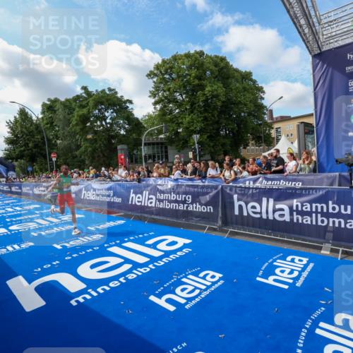29.06.2025 - hella hamburg halbmarathon Zöllner http://msf.ph/oto/8405797 29.06.2025 10:05:31 Ziel 17 meine-sportfotos.de
