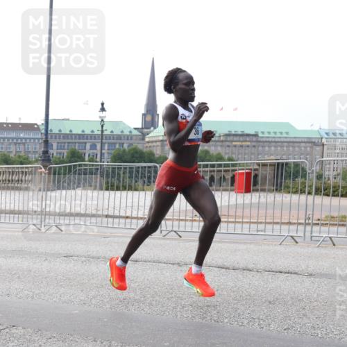 29.06.2025 - hella hamburg halbmarathon Lena Gebhardt http://msf.ph/oto/8405799 29.06.2025 09:35:18 Lombardsbrücke 36, 29, 36, 39, 43, 46, 48 meine-sportfotos.de