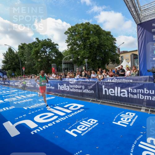 29.06.2025 - hella hamburg halbmarathon Zöllner http://msf.ph/oto/8405808 29.06.2025 10:05:31 Ziel 17 meine-sportfotos.de