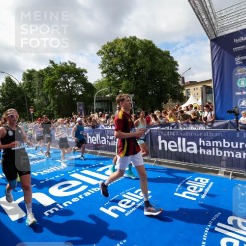 29.06.2025 - hella hamburg halbmarathon Zöllner http://msf.ph/oto/8405811 29.06.2025 10:40:51 Ziel 1631, 1882, 2750, 4634, 4889, 5014, 5026, 5745, 6429, 7080, 7109, 7378, 8074, 8629, 9979, 10369, 10900, 11959, 14092, 14661, 15351, 16201, 16249, 17486 meine-sportfotos.de