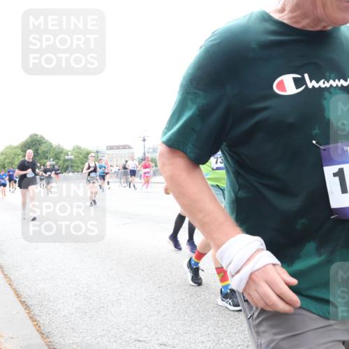 29.06.2025 - hella hamburg halbmarathon Lena Gebhardt http://msf.ph/oto/8405813 29.06.2025 10:50:23 Lombardsbrücke 73, 1469, 1259, 1487, 1511, 1828, 2047, 3203, 3680, 3701, 3710, 3805, 3838, 3897, 4090, 4168, 4642, 4695, 4961, 5119, 5131, 5749, 5751, 5997, 6680, 6830, 7505, 7677, 7721, 7722, 7755, 7938, 8254, 8299, 8834, 9605, 9933, 9940, 10060, 10286, 10617, 10744, 11030, 11426, 11696, 11716, 11760, 12079, 13127, 13128, 13309, 13381, 13744, 13846, 13887, 14102, 14144, 14505, 14591, 14940, 15017, 15230, 15416, 15626 meine-sportfotos.de