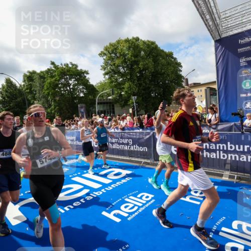 29.06.2025 - hella hamburg halbmarathon Zöllner http://msf.ph/oto/8405818 29.06.2025 10:40:51 Ziel 1631, 1882, 2750, 4634, 4889, 5014, 5026, 5745, 6429, 7080, 7109, 7378, 8074, 8629, 9979, 10369, 10900, 11959, 14092, 14661, 15351, 16201, 16249, 17486 meine-sportfotos.de