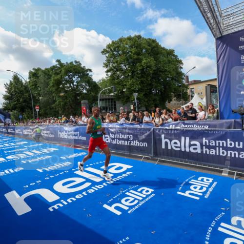 29.06.2025 - hella hamburg halbmarathon Zöllner http://msf.ph/oto/8405825 29.06.2025 10:05:31 Ziel 17 meine-sportfotos.de