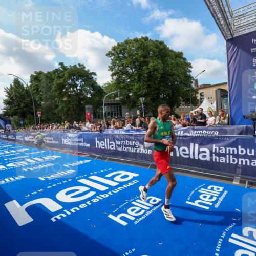 29.06.2025 - hella hamburg halbmarathon Zöllner http://msf.ph/oto/8405840 29.06.2025 10:05:31 Ziel 17 meine-sportfotos.de