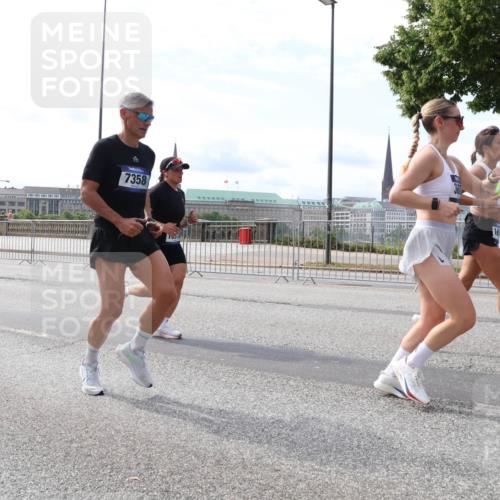 29.06.2025 - hella hamburg halbmarathon Lena Gebhardt http://msf.ph/oto/8405843 29.06.2025 10:16:38 Lombardsbrücke 12417, 7358, 1117, 1212, 1240, 1244, 1403, 1599, 1602, 1825, 2347, 2835, 2912, 3030, 3088, 3134, 3156, 3176, 3450, 3484, 3648, 3687, 4478, 4583, 4637, 5036, 5037, 5294, 6024, 6328, 6488, 6742, 6941, 6948, 7158, 7358, 7360, 7753, 7924, 8295, 8317, 8597, 8619, 8645, 8707, 8847, 8857, 9091, 9208, 9332, 9492, 9601, 9628, 9664, 9676, 9810, 9881, 10076, 10139, 10141, 10183, 10232, 10292, 10990, 11344, 11345 meine-sportfotos.de