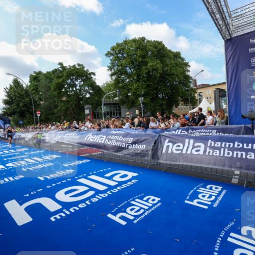 29.06.2025 - hella hamburg halbmarathon Zöllner http://msf.ph/oto/8405854 29.06.2025 10:06:02 Ziel 24 meine-sportfotos.de