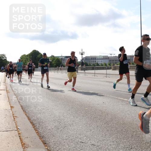 29.06.2025 - hella hamburg halbmarathon Lena Gebhardt http://msf.ph/oto/8405858 29.06.2025 09:49:35 Lombardsbrücke 1634, 9914, 1343, 1445, 1603, 1975, 2044, 2324, 2573, 2707, 2745, 2750, 2849, 2949, 2980, 3014, 3116, 3136, 3282, 3431, 4148, 4303, 4318, 4425, 4766, 5050, 5648, 5889, 6095, 6149, 6771, 7035, 7109, 7229, 7796, 7981, 8358, 8370, 8465, 9264, 9265, 9296, 9686, 9914, 10369, 10680, 10930, 11447, 11765, 11952, 12088, 12098, 12839, 13064, 13141, 13158, 13190, 13800, 13900, 14075, 14077, 14204, 14311, 14359, 14374, 14629, 14667, 14688, 14789, 15094 meine-sportfotos.de