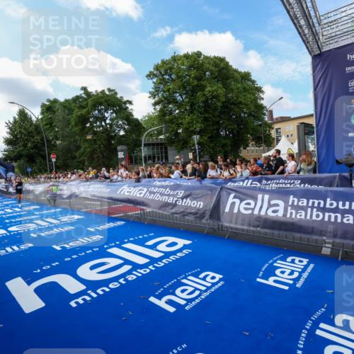 29.06.2025 - hella hamburg halbmarathon Zöllner http://msf.ph/oto/8405866 29.06.2025 10:06:02 Ziel 24 meine-sportfotos.de