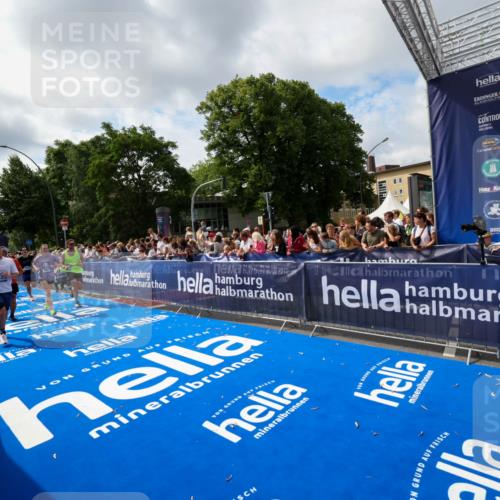 29.06.2025 - hella hamburg halbmarathon Zöllner http://msf.ph/oto/8405872 29.06.2025 10:40:55 Ziel 1631, 1677, 6429, 7109, 7378, 9547, 9979, 10369, 10934, 11959, 12088, 12385, 13029, 14661, 18173 meine-sportfotos.de