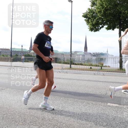 29.06.2025 - hella hamburg halbmarathon Lena Gebhardt http://msf.ph/oto/8405882 29.06.2025 10:16:38 Lombardsbrücke 7358, 1117, 1212, 1240, 1244, 1403, 1599, 1602, 1825, 2347, 2835, 2912, 3030, 3088, 3134, 3156, 3176, 3450, 3484, 3648, 3687, 4478, 4583, 4637, 5036, 5037, 5294, 6024, 6328, 6488, 6742, 6941, 6948, 7158, 7358, 7360, 7753, 7924, 8295, 8317, 8597, 8619, 8645, 8707, 8847, 8857, 9091, 9208, 9332, 9492, 9601, 9628, 9664, 9676, 9810, 9881, 10076, 10139, 10141, 10183, 10232, 10292, 10990, 11344, 11345 meine-sportfotos.de
