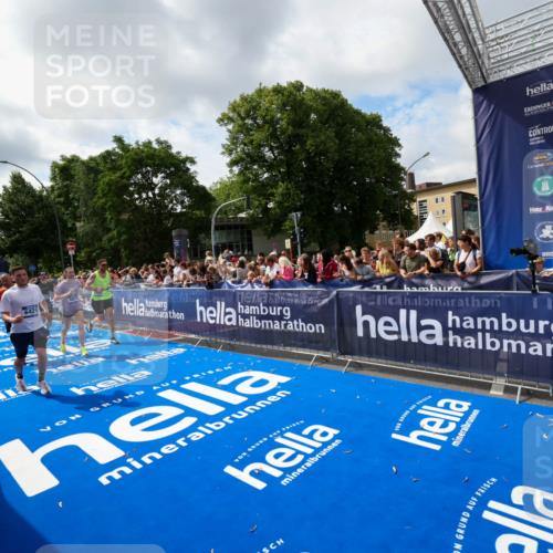 29.06.2025 - hella hamburg halbmarathon Zöllner http://msf.ph/oto/8405883 29.06.2025 10:40:55 Ziel 1631, 1677, 6429, 7109, 7378, 9547, 9979, 10369, 10934, 11959, 12088, 12385, 13029, 14661, 18173 meine-sportfotos.de