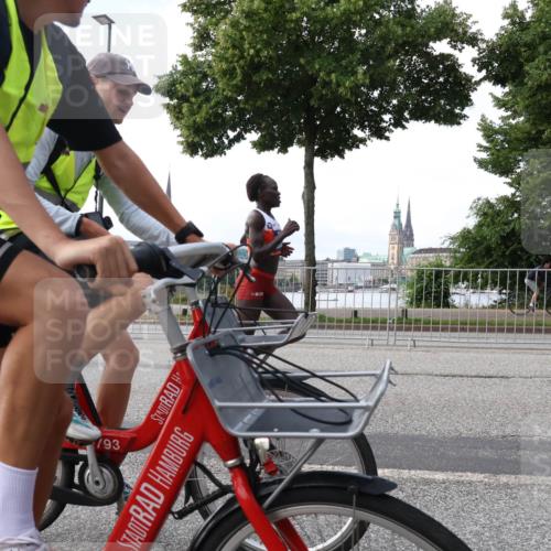 29.06.2025 - hella hamburg halbmarathon Lena Gebhardt http://msf.ph/oto/8405907 29.06.2025 09:35:18 Lombardsbrücke 193, 29, 36, 39, 43, 46, 48 meine-sportfotos.de