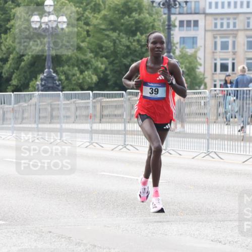 29.06.2025 - hella hamburg halbmarathon Lena Gebhardt http://msf.ph/oto/8405942 29.06.2025 09:35:21 Lombardsbrücke 39, 29, 36, 39, 43, 46, 48 meine-sportfotos.de