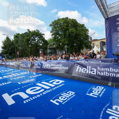 29.06.2025 - hella hamburg halbmarathon Zöllner http://msf.ph/oto/8405952 29.06.2025 10:06:03 Ziel 24 meine-sportfotos.de