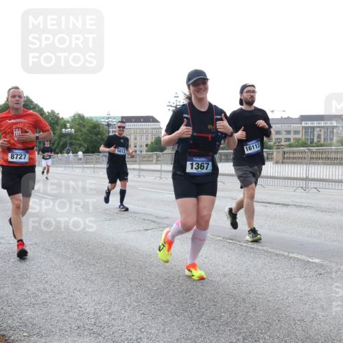 29.06.2025 - hella hamburg halbmarathon Lena Gebhardt http://msf.ph/oto/8405959 29.06.2025 10:03:54 Lombardsbrücke 8469, 8727, 5613, 1367, 16113, 1032, 1161, 1355, 1367, 1885, 2277, 2683, 2759, 3488, 4095, 4307, 4488, 5058, 5363, 5384, 5396, 5464, 5613, 6142, 6391, 6706, 7006, 7017, 7277, 7278, 7279, 7306, 7485, 8177, 8421, 8422, 8423, 8469, 8484, 8727, 9280, 9526, 9899, 10389, 11402, 11511, 11614, 12336, 12377, 12653, 13173, 13583, 13793, 13976, 15520, 15525, 15539, 15643, 15678, 15859, 16099, 16113, 16371, 16621, 17098, 17226, 17550 meine-sportfotos.de