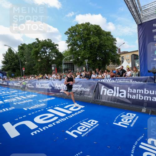 29.06.2025 - hella hamburg halbmarathon Zöllner http://msf.ph/oto/8405974 29.06.2025 10:06:04 Ziel 24 meine-sportfotos.de