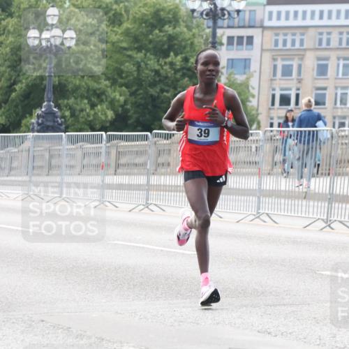 29.06.2025 - hella hamburg halbmarathon Lena Gebhardt http://msf.ph/oto/8405976 29.06.2025 09:35:21 Lombardsbrücke 39, 29, 36, 39, 43, 46, 48 meine-sportfotos.de