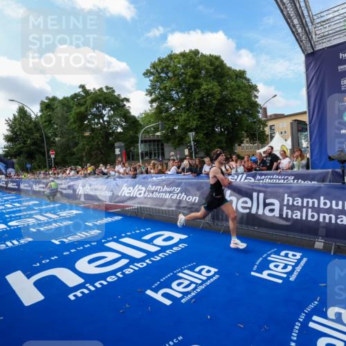 29.06.2025 - hella hamburg halbmarathon Zöllner http://msf.ph/oto/8405985 29.06.2025 10:06:04 Ziel 24 meine-sportfotos.de