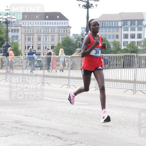 29.06.2025 - hella hamburg halbmarathon Lena Gebhardt http://msf.ph/oto/8406005 29.06.2025 09:35:22 Lombardsbrücke 39, 29, 36, 39, 43, 46, 48 meine-sportfotos.de