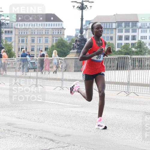 29.06.2025 - hella hamburg halbmarathon Lena Gebhardt http://msf.ph/oto/8406039 29.06.2025 09:35:22 Lombardsbrücke 39, 29, 36, 39, 43, 46, 48 meine-sportfotos.de