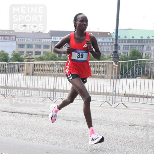 29.06.2025 - hella hamburg halbmarathon Lena Gebhardt http://msf.ph/oto/8406072 29.06.2025 09:35:23 Lombardsbrücke 39, 29, 36, 39, 43, 46, 48 meine-sportfotos.de