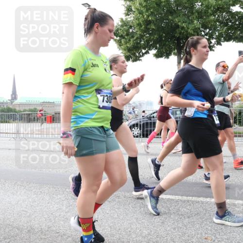 29.06.2025 - hella hamburg halbmarathon Lena Gebhardt http://msf.ph/oto/8406086 29.06.2025 10:50:24 Lombardsbrücke 730, 1259, 1487, 1511, 1828, 2047, 3203, 3680, 3701, 3710, 3805, 3838, 3897, 4090, 4168, 4642, 4695, 4961, 5119, 5131, 5749, 5751, 5997, 6680, 6830, 7505, 7677, 7721, 7722, 7755, 7938, 8254, 8299, 8833, 8834, 9096, 9605, 9933, 9940, 10060, 10286, 10617, 10744, 11030, 11426, 11696, 11716, 11760, 12079, 13127, 13128, 13309, 13381, 13744, 13846, 13887, 14102, 14144, 14505, 14591, 14940, 15017, 15230, 15416, 15626 meine-sportfotos.de