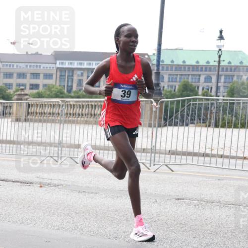 29.06.2025 - hella hamburg halbmarathon Lena Gebhardt http://msf.ph/oto/8406106 29.06.2025 09:35:23 Lombardsbrücke 39, 29, 36, 39, 43, 46, 48 meine-sportfotos.de