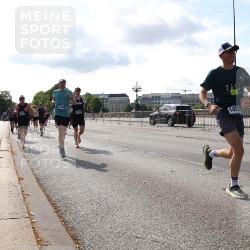 29.06.2025 - hella hamburg halbmarathon Lena Gebhardt http://msf.ph/oto/8406109 29.06.2025 09:49:37 Lombardsbrücke 1343, 1445, 1975, 2044, 2324, 2573, 2707, 2745, 2750, 2849, 2949, 2980, 3014, 3116, 3136, 3282, 3431, 4148, 4303, 4318, 4425, 4528, 4766, 5050, 5648, 5889, 6095, 6149, 6771, 7035, 7109, 7229, 7796, 7981, 8358, 8370, 8465, 9264, 9265, 9296, 9686, 9914, 10369, 10680, 10930, 11447, 11765, 11952, 12088, 12098, 12839, 13141, 13158, 13190, 13800, 13900, 14077, 14204, 14311, 14359, 14374, 14629, 14667, 14688, 14789, 15094 meine-sportfotos.de