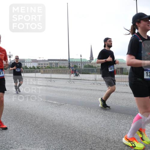 29.06.2025 - hella hamburg halbmarathon Lena Gebhardt http://msf.ph/oto/8406117 29.06.2025 10:03:55 Lombardsbrücke 8727, 5613, 1611, 1367, 1032, 1161, 1355, 1367, 2277, 2683, 2759, 3488, 4095, 4307, 4488, 5058, 5363, 5384, 5396, 5464, 5613, 6142, 6391, 6706, 7006, 7017, 7277, 7278, 7279, 7306, 7485, 8177, 8421, 8422, 8423, 8469, 8484, 8727, 9280, 9526, 9899, 10389, 11402, 11511, 11614, 12336, 12377, 12653, 13173, 13583, 13793, 15520, 15525, 15643, 15678, 15859, 16099, 16113, 16371, 16621, 17098, 17226, 17550 meine-sportfotos.de