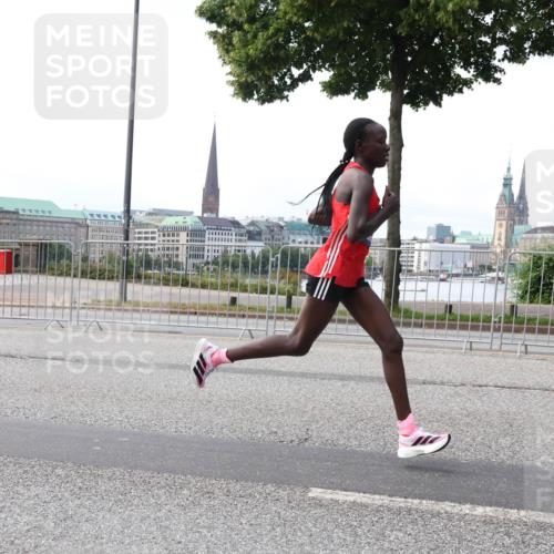 29.06.2025 - hella hamburg halbmarathon Lena Gebhardt http://msf.ph/oto/8406137 29.06.2025 09:35:24 Lombardsbrücke 29, 36, 39, 43, 46, 48 meine-sportfotos.de
