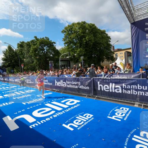 29.06.2025 - hella hamburg halbmarathon Zöllner http://msf.ph/oto/8406168 29.06.2025 10:09:04 Ziel 29 meine-sportfotos.de