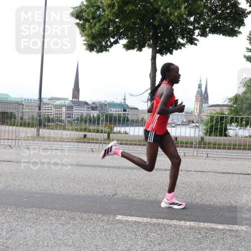 29.06.2025 - hella hamburg halbmarathon Lena Gebhardt http://msf.ph/oto/8406170 29.06.2025 09:35:24 Lombardsbrücke 29, 36, 39, 43, 46, 48 meine-sportfotos.de