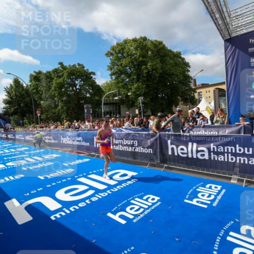 29.06.2025 - hella hamburg halbmarathon Zöllner http://msf.ph/oto/8406191 29.06.2025 10:09:05 Ziel 29 meine-sportfotos.de