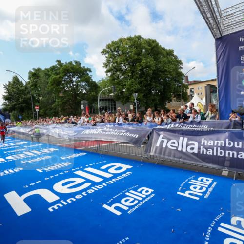 29.06.2025 - hella hamburg halbmarathon Zöllner http://msf.ph/oto/8406203 29.06.2025 10:10:11 Ziel 48 meine-sportfotos.de