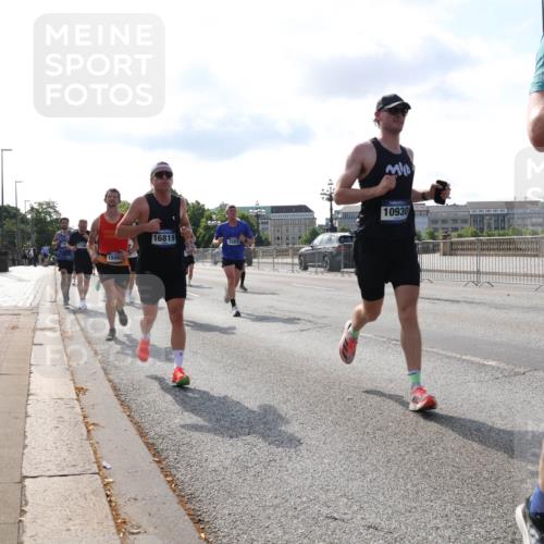 29.06.2025 - hella hamburg halbmarathon Lena Gebhardt http://msf.ph/oto/8406230 29.06.2025 09:49:39 Lombardsbrücke 16819, 846, 10930, 1343, 1445, 1975, 2324, 2573, 2745, 2750, 2849, 2949, 2980, 3014, 3116, 3136, 3282, 3431, 4148, 4303, 4318, 4425, 4528, 4766, 5050, 5648, 5889, 6095, 6149, 6771, 7035, 7109, 7229, 7796, 8358, 8370, 8465, 9264, 9265, 9296, 9686, 9914, 10369, 10680, 10930, 11765, 11952, 12098, 12839, 13141, 13158, 13190, 13800, 13900, 14077, 14204, 14311, 14359, 14374, 14629, 14667, 14688, 14789, 15094 meine-sportfotos.de