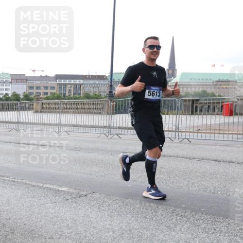 29.06.2025 - hella hamburg halbmarathon Lena Gebhardt http://msf.ph/oto/8406267 29.06.2025 10:03:56 Lombardsbrücke 5613, 1032, 1161, 1355, 1367, 2277, 2683, 2759, 3488, 4095, 4488, 5058, 5363, 5384, 5396, 5464, 5613, 6142, 6706, 7006, 7017, 7277, 7278, 7279, 7306, 7485, 8177, 8421, 8422, 8423, 8469, 8484, 8727, 9280, 9526, 9899, 10389, 11402, 11511, 11614, 12336, 12377, 12653, 13173, 13583, 13793, 15520, 15525, 15643, 15678, 15859, 16099, 16113, 16371, 16621, 17098, 17226, 17550 meine-sportfotos.de