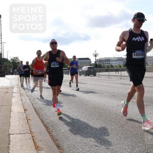 29.06.2025 - hella hamburg halbmarathon Lena Gebhardt http://msf.ph/oto/8406269 29.06.2025 09:49:39 Lombardsbrücke 5095, 16819, 10930, 1343, 1445, 1975, 2324, 2573, 2745, 2750, 2849, 2949, 2980, 3014, 3116, 3136, 3282, 3431, 4148, 4303, 4318, 4425, 4528, 4766, 5050, 5648, 5889, 6095, 6149, 6771, 7035, 7109, 7229, 7796, 8358, 8370, 8465, 9264, 9265, 9296, 9686, 9914, 10369, 10680, 10930, 11765, 11952, 12098, 12839, 13141, 13158, 13190, 13800, 13900, 14077, 14204, 14311, 14359, 14374, 14629, 14667, 14688, 14789, 15094 meine-sportfotos.de