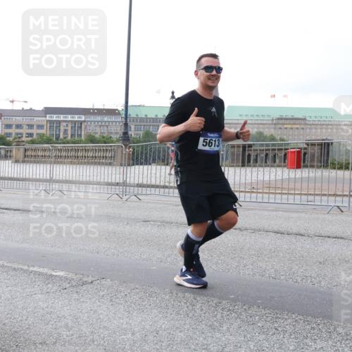 29.06.2025 - hella hamburg halbmarathon Lena Gebhardt http://msf.ph/oto/8406295 29.06.2025 10:03:56 Lombardsbrücke 5613, 1032, 1161, 1355, 1367, 2277, 2683, 2759, 3488, 4095, 4488, 5058, 5363, 5384, 5396, 5464, 5613, 6142, 6706, 7006, 7017, 7277, 7278, 7279, 7306, 7485, 8177, 8421, 8422, 8423, 8469, 8484, 8727, 9280, 9526, 9899, 10389, 11402, 11511, 11614, 12336, 12377, 12653, 13173, 13583, 13793, 15520, 15525, 15643, 15678, 15859, 16099, 16113, 16371, 16621, 17098, 17226, 17550 meine-sportfotos.de