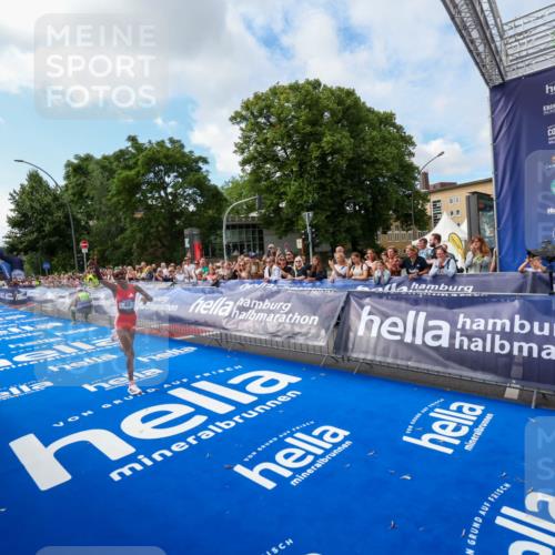 29.06.2025 - hella hamburg halbmarathon Zöllner http://msf.ph/oto/8406306 29.06.2025 10:10:13 Ziel 48 meine-sportfotos.de