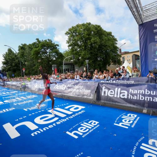 29.06.2025 - hella hamburg halbmarathon Zöllner http://msf.ph/oto/8406318 29.06.2025 10:10:13 Ziel 48 meine-sportfotos.de
