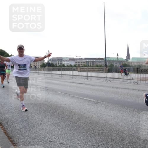 29.06.2025 - hella hamburg halbmarathon Lena Gebhardt http://msf.ph/oto/8406326 29.06.2025 10:03:57 Lombardsbrücke 8469, 561, 1032, 1161, 1355, 1367, 2277, 2683, 2759, 3488, 4095, 4488, 5058, 5363, 5384, 5396, 5464, 5613, 6142, 6706, 7006, 7017, 7306, 7485, 8177, 8421, 8422, 8423, 8469, 8484, 8727, 9280, 9526, 9899, 10389, 10756, 11402, 11511, 11614, 12004, 12005, 12336, 12377, 12653, 13173, 13583, 13793, 15520, 15525, 15643, 15678, 15859, 16099, 16113, 16621, 17098, 17226, 17437, 17550 meine-sportfotos.de