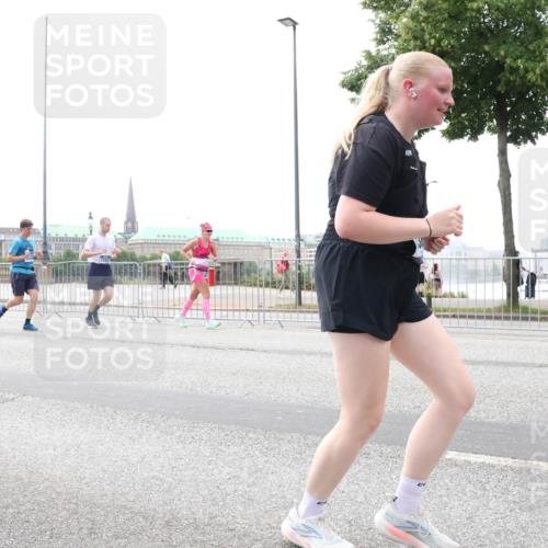 29.06.2025 - hella hamburg halbmarathon Lena Gebhardt http://msf.ph/oto/8406327 29.06.2025 10:50:28 Lombardsbrücke 1259, 1828, 1930, 2047, 3184, 3203, 3647, 3680, 3701, 3710, 3805, 3838, 3897, 4090, 4168, 4642, 4695, 4961, 5119, 5131, 5751, 5997, 6680, 6830, 7133, 7161, 7505, 7677, 7721, 7722, 7755, 7938, 8254, 8299, 8833, 8834, 9096, 9168, 9605, 9933, 9940, 10060, 10286, 10437, 10617, 10744, 11030, 11426, 11696, 11716, 11760, 12079, 12392, 12393, 13127, 13128, 13381, 13744, 13846, 13887, 14102, 14144, 14505, 14591, 14940, 15017, 15230, 15416, 15626 meine-sportfotos.de