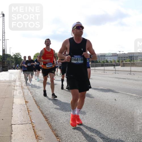 29.06.2025 - hella hamburg halbmarathon Lena Gebhardt http://msf.ph/oto/8406334 29.06.2025 09:49:40 Lombardsbrücke 16819, 282, 17360, 370, 44, 15095, 1343, 1445, 1800, 1975, 2324, 2573, 2745, 2750, 2849, 2949, 2980, 3014, 3116, 3136, 3282, 3431, 4148, 4303, 4318, 4425, 4528, 4766, 5050, 5648, 5889, 6095, 6149, 6771, 7035, 7109, 7229, 7796, 8370, 8465, 8925, 9264, 9265, 9296, 9686, 9914, 10680, 10930, 11765, 11952, 12098, 12839, 13141, 13158, 13457, 13800, 13900, 14077, 14204, 14311, 14359, 14374, 14629, 14667, 14688, 14789, 15094 meine-sportfotos.de
