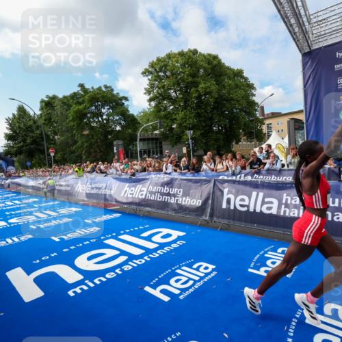 29.06.2025 - hella hamburg halbmarathon Zöllner http://msf.ph/oto/8406363 29.06.2025 10:10:14 Ziel 48 meine-sportfotos.de