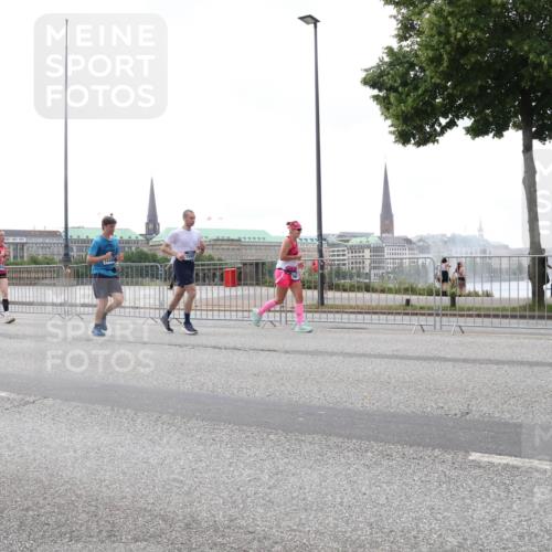 29.06.2025 - hella hamburg halbmarathon Lena Gebhardt http://msf.ph/oto/8406364 29.06.2025 10:50:28 Lombardsbrücke 580, 1259, 1828, 1930, 2047, 3184, 3203, 3647, 3680, 3701, 3710, 3805, 3838, 3897, 4090, 4168, 4642, 4695, 4961, 5119, 5131, 5751, 5997, 6680, 6830, 7133, 7161, 7505, 7677, 7721, 7722, 7755, 7938, 8254, 8299, 8833, 8834, 9096, 9168, 9605, 9933, 9940, 10060, 10286, 10437, 10617, 10744, 11030, 11426, 11696, 11716, 11760, 12079, 12392, 12393, 13127, 13128, 13381, 13744, 13846, 13887, 14102, 14144, 14505, 14591, 14940, 15017, 15230, 15416, 15626 meine-sportfotos.de
