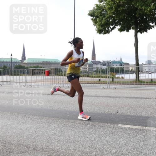 29.06.2025 - hella hamburg halbmarathon Lena Gebhardt http://msf.ph/oto/8406382 29.06.2025 09:35:33 Lombardsbrücke 29, 36, 39, 43, 46, 47, 48, 17888 meine-sportfotos.de