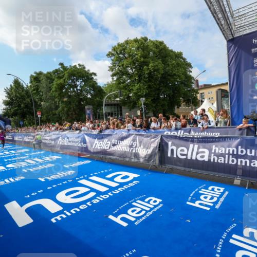 29.06.2025 - hella hamburg halbmarathon Zöllner http://msf.ph/oto/8406384 29.06.2025 10:10:39 Ziel 43 meine-sportfotos.de