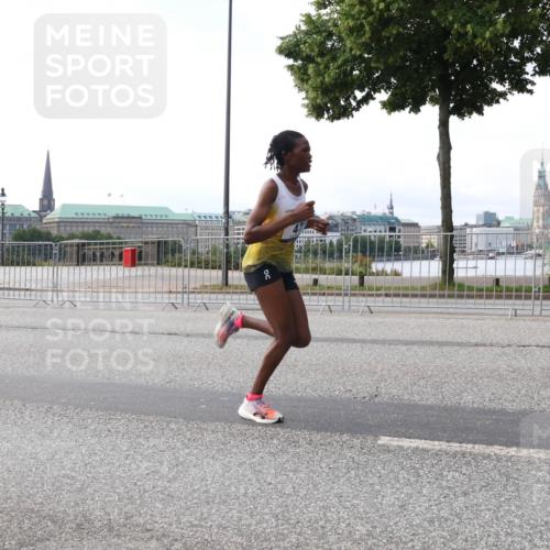 29.06.2025 - hella hamburg halbmarathon Lena Gebhardt http://msf.ph/oto/8406417 29.06.2025 09:35:33 Lombardsbrücke 29, 36, 39, 43, 46, 47, 48, 17888 meine-sportfotos.de
