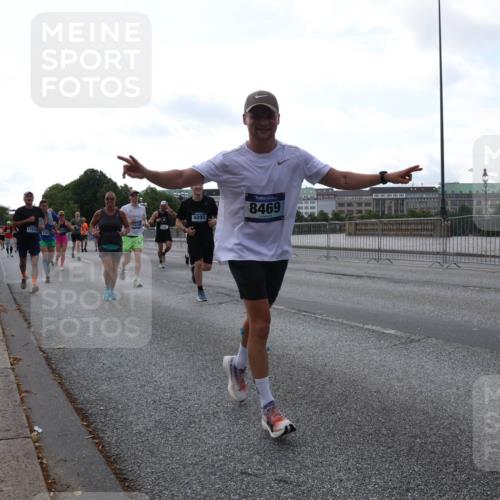 29.06.2025 - hella hamburg halbmarathon Lena Gebhardt http://msf.ph/oto/8406420 29.06.2025 10:03:57 Lombardsbrücke 11614, 4095, 8469, 1032, 1161, 1355, 1367, 2277, 2683, 2759, 3488, 4095, 4488, 5058, 5363, 5384, 5396, 5464, 5613, 6142, 6706, 7006, 7017, 7306, 7485, 8177, 8421, 8422, 8423, 8469, 8484, 8727, 9280, 9526, 9899, 10389, 10756, 11402, 11511, 11614, 12004, 12005, 12336, 12377, 12653, 13173, 13583, 13793, 15520, 15525, 15643, 15678, 15859, 16099, 16113, 16621, 17098, 17226, 17437, 17550 meine-sportfotos.de
