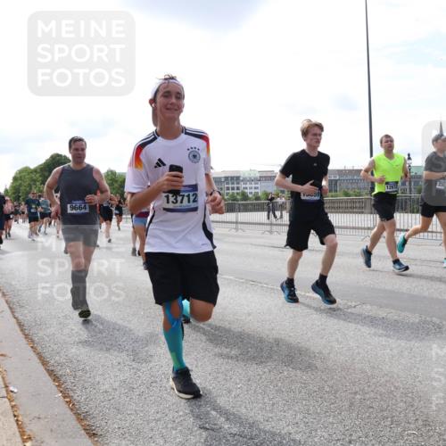 29.06.2025 - hella hamburg halbmarathon Lena Gebhardt http://msf.ph/oto/8406424 29.06.2025 10:16:41 Lombardsbrücke 1117, 1212, 1240, 1244, 1403, 1599, 1602, 1825, 2347, 2835, 2912, 3030, 3088, 3134, 3156, 3176, 3450, 3484, 3648, 3687, 4478, 4583, 4637, 5036, 5037, 5294, 6024, 6328, 6488, 6742, 6941, 6948, 7114, 7115, 7158, 7358, 7360, 7753, 7924, 7928, 8295, 8317, 8513, 8597, 8619, 8645, 8707, 8847, 8857, 9091, 9208, 9332, 9492, 9628, 9664, 9676, 9810, 9881, 10076, 10139, 10141, 10183, 10232, 11344, 11345 meine-sportfotos.de